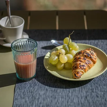 Le Mediterranee - 3 Pieces Au Coeur Du Centre De Ac דירה